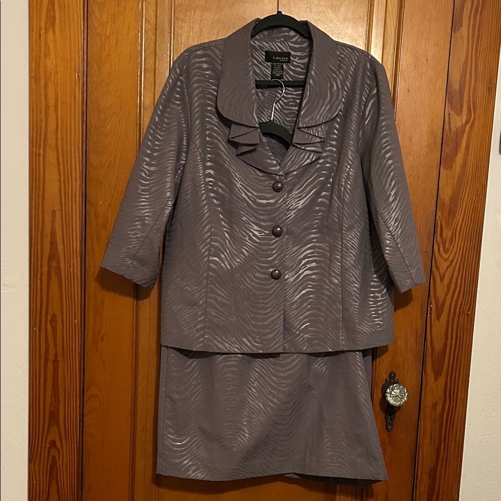 Chic Women's Gray Skirt Set